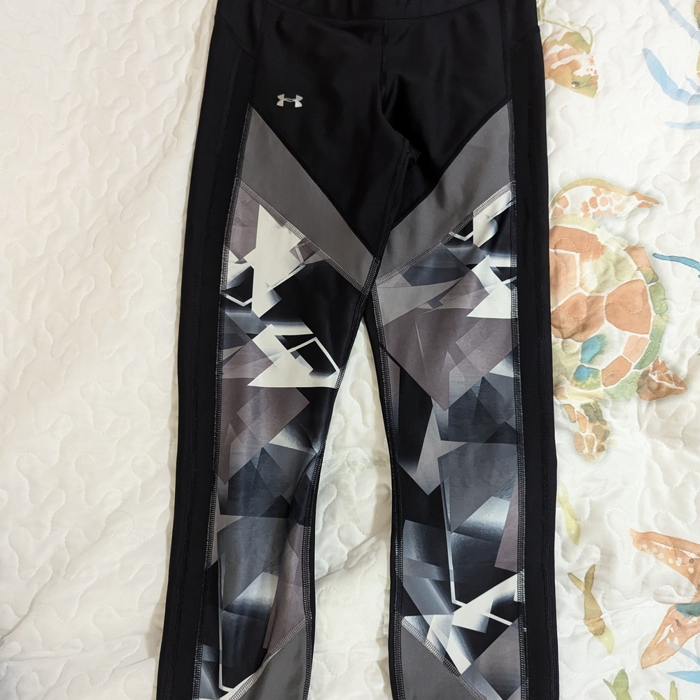 Women's Under Armour Black and Gray Geometric Capri Leggings Medium
